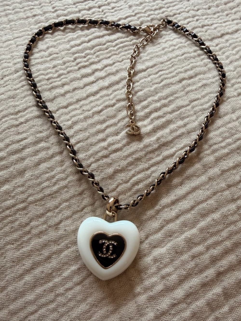 🖤CHANEL White and Black Heart Pendant Necklace🤍
